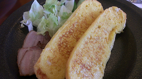 ヴェールボア　烏骨鶏の卵の贅沢フレンチトースト自家製ベーコン添え