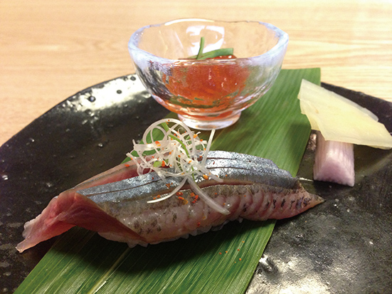 秋刀魚の握りとイクラの小鉢