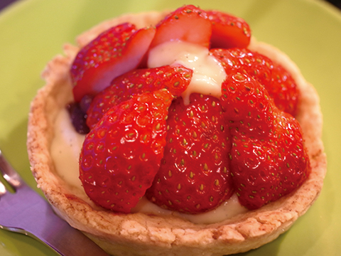 今月のケーキセット　春の苺タルト