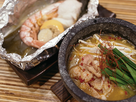 石焼き牛もつ煮、魚介ホイル焼き各750円