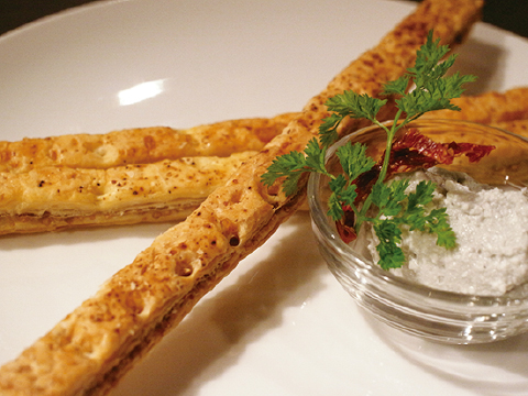 アンチョビパイとゴルゴンゾーラディップ  650円