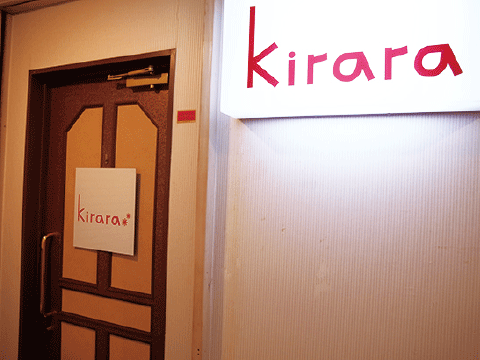 只今お隣のお店のドアを 開けてしまうお客様続出中！