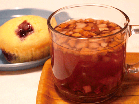 食べる紅茶ティートパイナップル(600円)      ブルーベリーとクリームチーズのマフィン(250円)