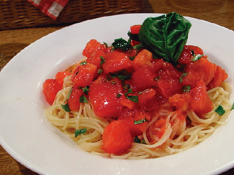 トマトとフレッシュバジルの冷たいスパゲティ 950円