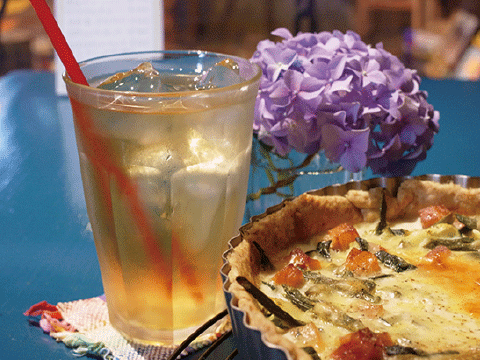 ミントティー 500円      なんか夏野菜のキッシュ  １ピース400円 