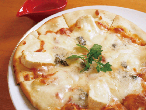 ４種のチーズのピザ 1,200円（メイプルシロップ付き）