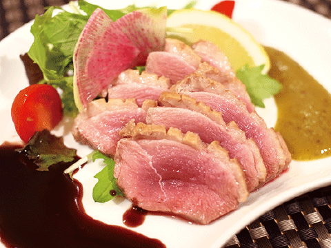 合鴨ローストコクワと赤ワインの2色ソース添え 900円