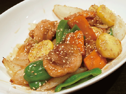 彩り野菜と鶏モモの黒酢炒め 880円。