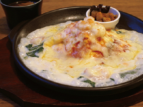 チーズ焼きオムライス エビとほうれん草のクリームソース 880円