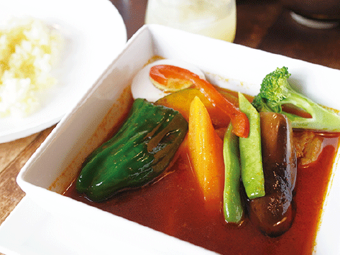 スープカレー 850円（サラダ・フルーツラッシー付き）