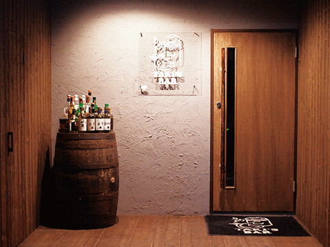 小樽駅から歩いて4分  250種類のウイスキーが楽しめます。