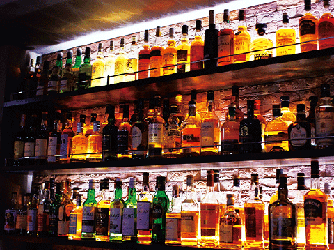 小樽駅から歩いて4分 250種類のウイスキーが楽しめます。