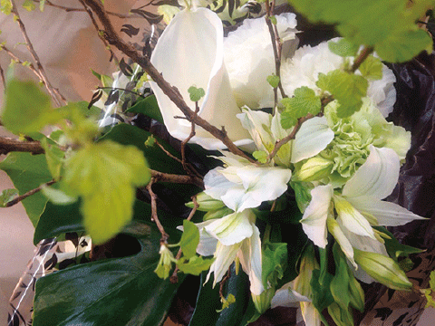白とグリーンの花束も シックでおしゃれですよ！