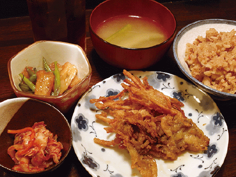 炊き込みご飯の晩飯セット  (ウーロン茶付き) 700円