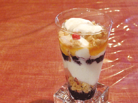 手作りソフトクリームのフルーツソースパフェ   700円