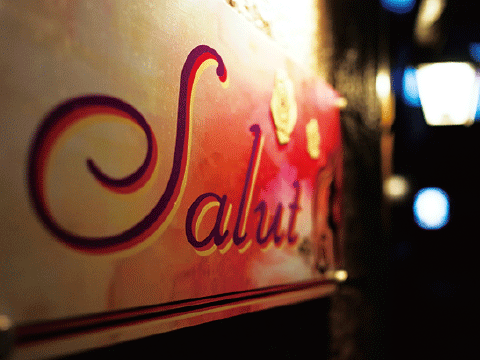 ママも含めスタッフ全員20代! お店の場所はQRコードで確認を！