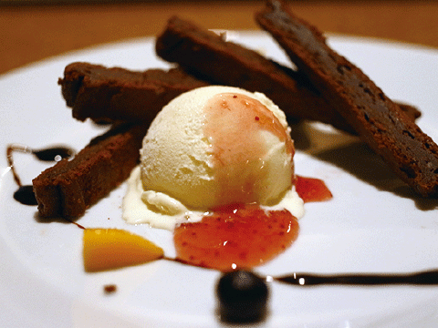 「ル・キャトリエム」のケーキバニラアイス添え       800円