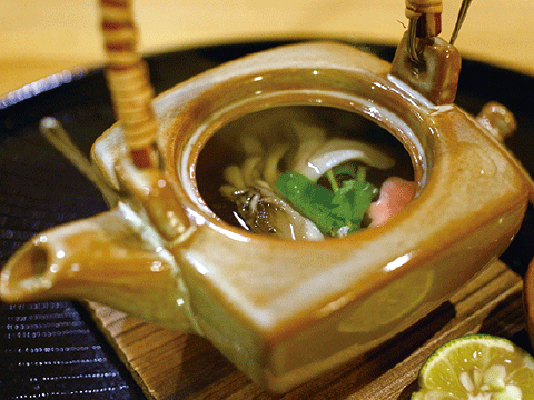 舞茸の土瓶蒸し  750円（税別）