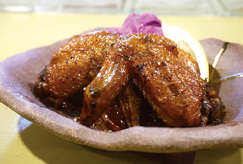 柔らか手羽先の炙り（4本） 620円 その名の通り、超柔らかい手羽先です。もちろん柔らかいってだけじゃない！お味も香ばしさもかなりモンです。もうね、これだけで専門店やっても良いんじゃ？って思っちゃう。もう騙されたと思って、騙されてください（笑）。