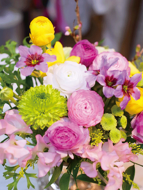 まだ２月ですが、お花屋さんは、 「春の花」で溢れています！