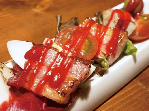 トンデンファームの炙りベーコンサラダ  650円   Salad of Tonden Farm’s Broiled Bacon ¥650