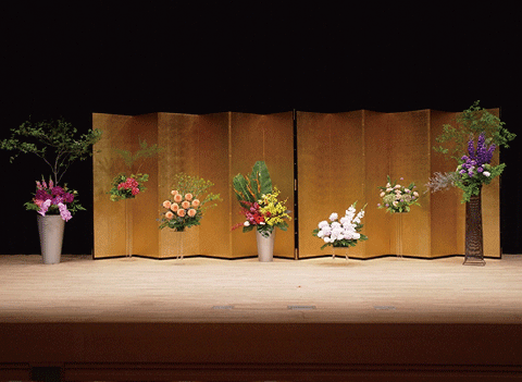 イベントステージ用の大きな装飾花も承ります。 ご予算・イメージ等、お気軽にご相談ください。