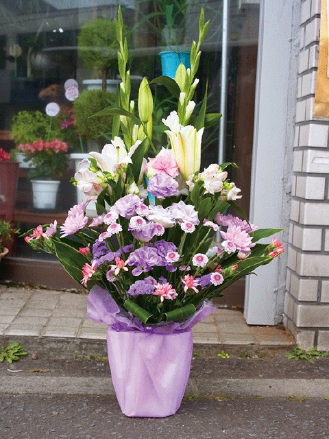 偲ぶ想いに、お花を添えて。 お供え用のアレンジメントや仏花はご予約がオススメ